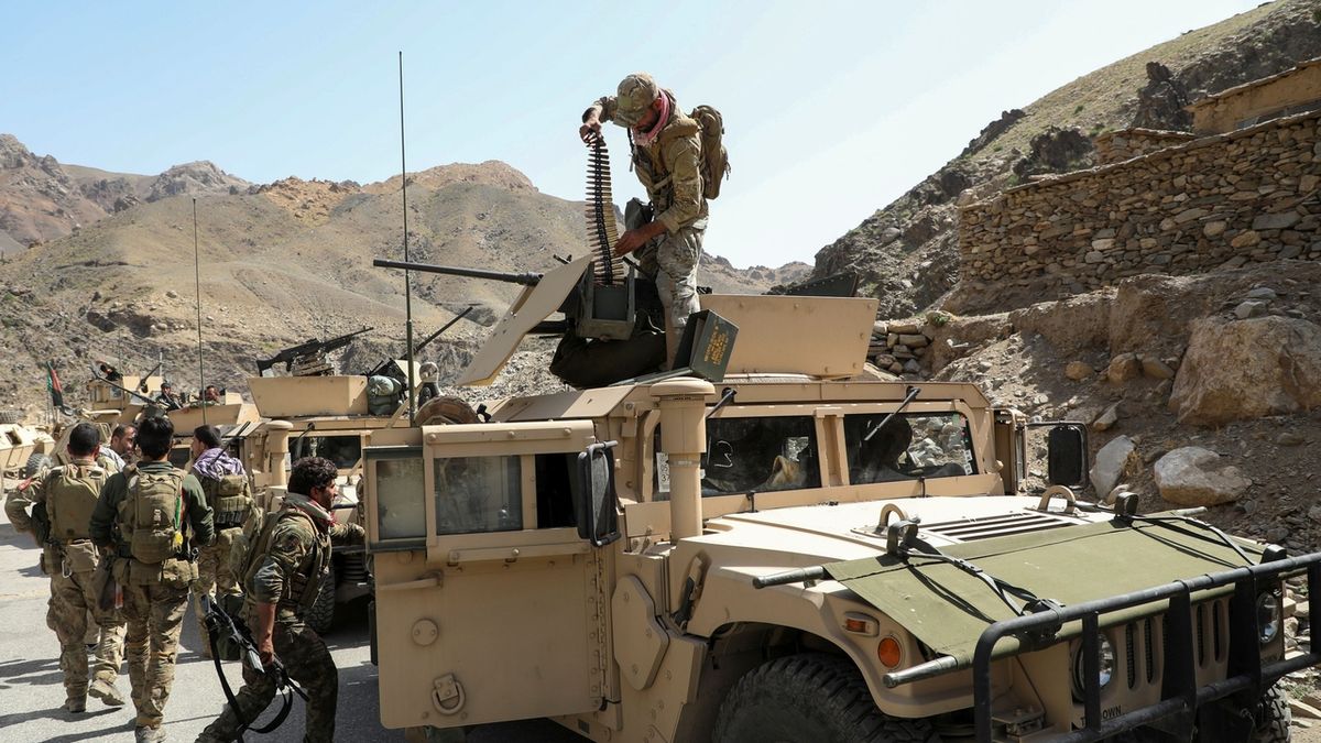 Tálibán se bez boje zmocnil stovek amerických zbraní a vozidel